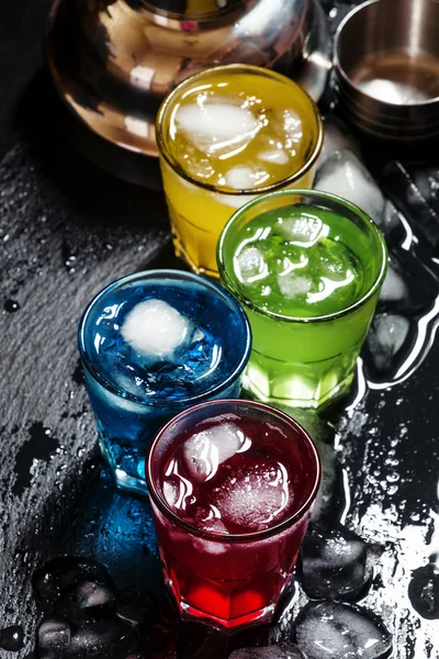 Cocktails mit Eis auf dunklem Hintergrund — Stockfoto