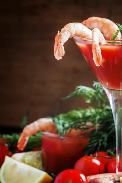 Gamberetti pelati con salsa di pomodoro in un bicchiere di martini — Foto Stock