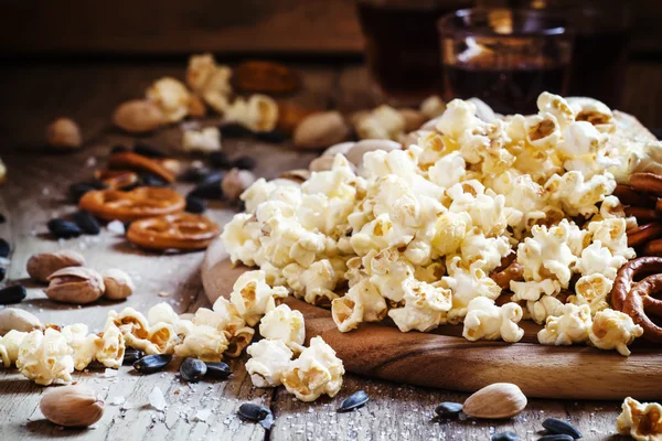 Süßes Popcorn, gesalzene Kekse, Sonnenblumenkerne und Pistazien — Stockfoto