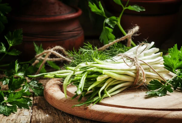 Ramson und Kräuter auf einem hölzernen Schneidebrett — Stockfoto