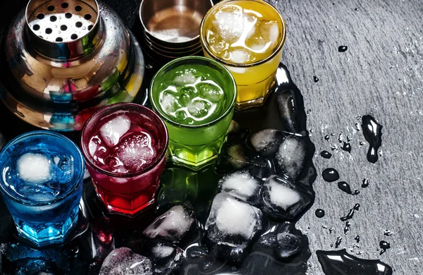 Cocktail con ghiaccio su sfondo scuro — Foto Stock
