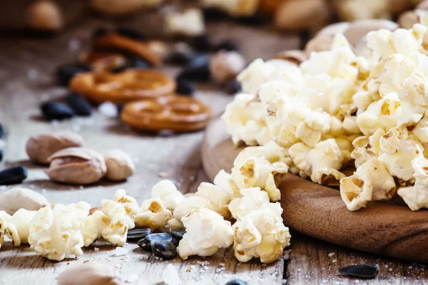 Zoete popcorn, gezouten koekjes, zonnebloempitten en pistachenoten — Stockfoto