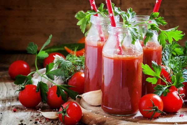 Zumo de tomate picante en botellas pequeñas con pajitas —  Fotos de Stock