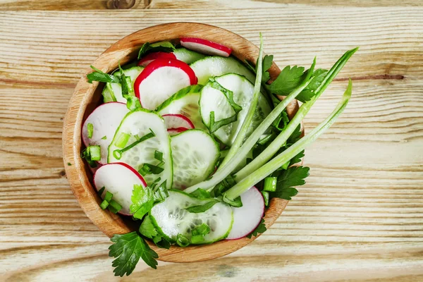 Salada de primavera com rabanetes, pepinos, cebolas verdes e ervas — Fotografia de Stock