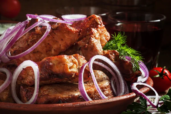 Shish kebab, rode wijn en diner thuis — Stockfoto