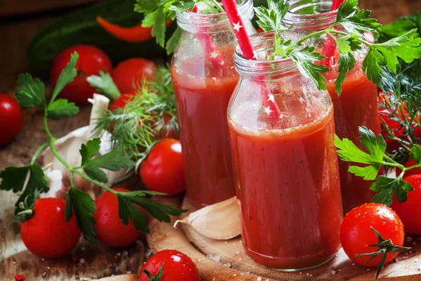 Sumo de tomate picante em pequenas garrafas com palhas — Fotografia de Stock