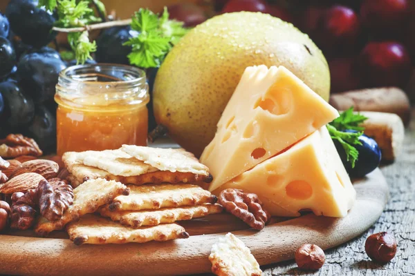 Snack plaka: üzüm, armut, fındık, badem, ceviz, peynir Maasdam ve bal