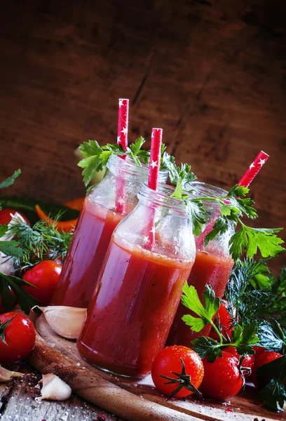 Sumo de tomate picante em pequenas garrafas com palhas — Fotografia de Stock