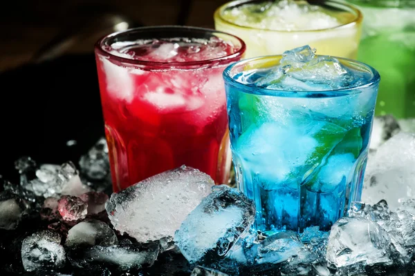 Aantal cocktails met ijs — Stockfoto