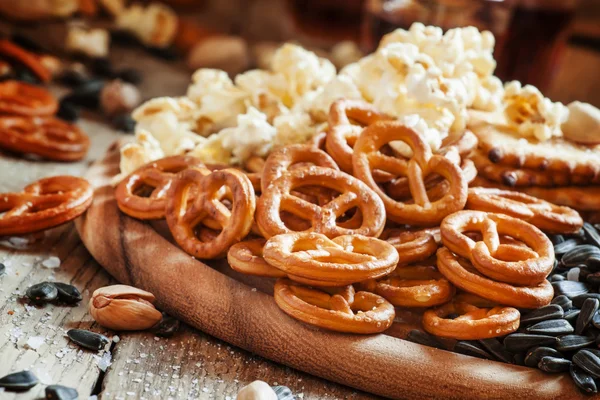 Pajitas saladas en forma de pretzels, palomitas de maíz y otras saladas — Foto de Stock