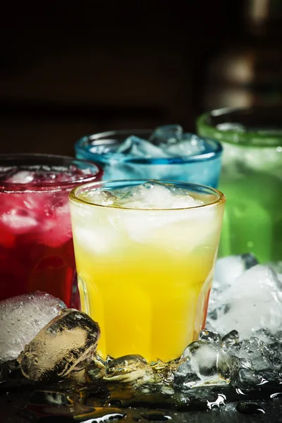 Uppsättning av cocktails med is — Stockfoto