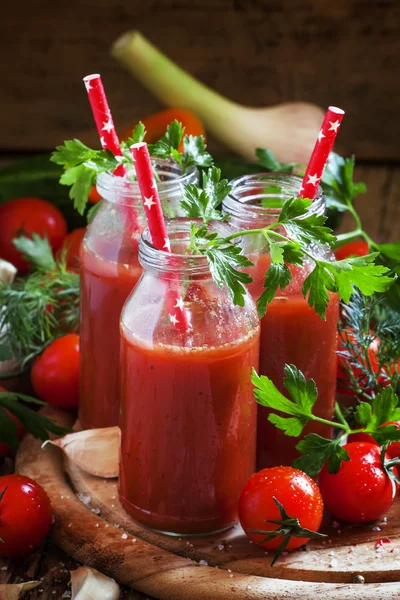 Pikantní rajčatová šťáva v malých lahvičkách s brčka — Stock fotografie
