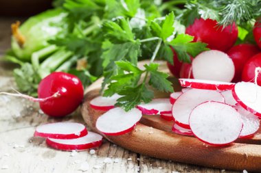 Taze turp, otlar, eski ahşap arka plan üzerinde