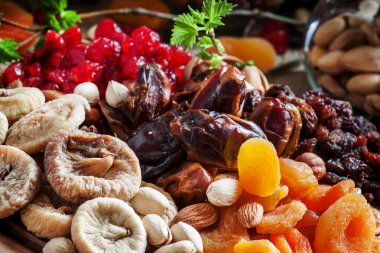 Kurutulmuş meyve ve fındık karışımı.