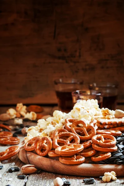 Pailles salées en forme de bretzels, pop-corn et autres salés — Photo