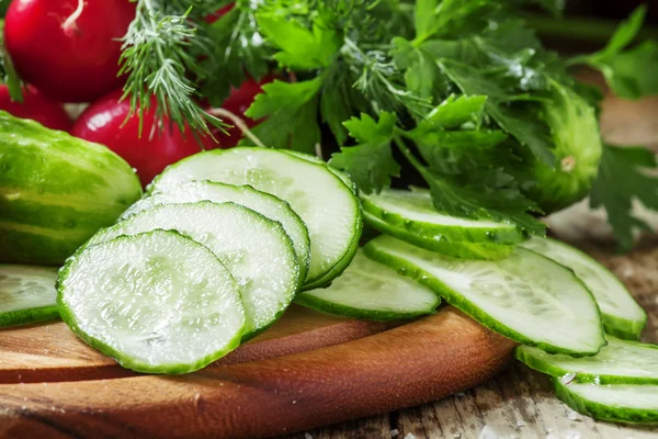 Pepino en rodajas, verduras y hierbas — Foto de Stock