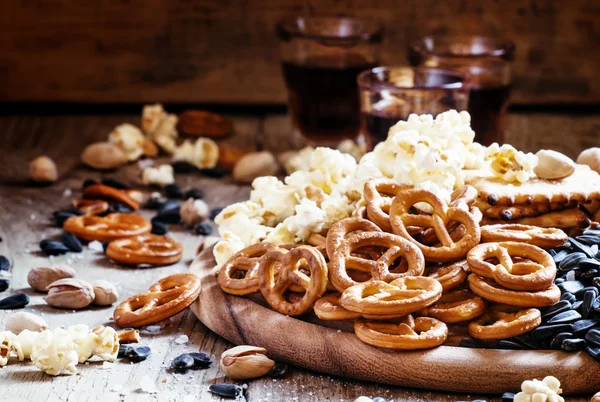 Palhas salgadas em forma de pretzels, pipocas e outros salgados — Fotografia de Stock