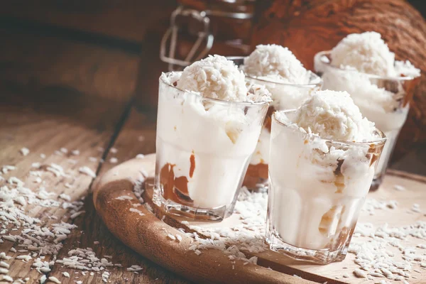 Dessert al cocco con gelato alla vaniglia e caramello — Foto Stock