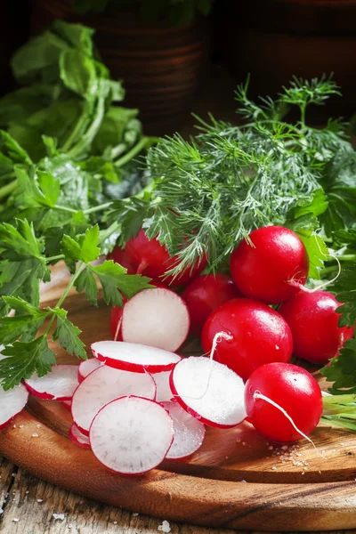 Fresh Radijs op de oude houten achtergrond — Stockfoto