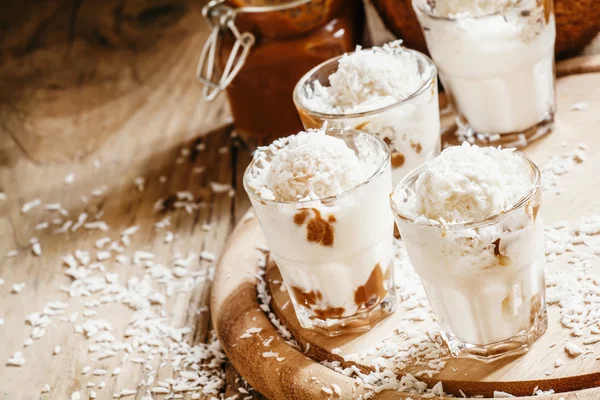 Dessert al cocco con gelato alla vaniglia e caramello — Foto Stock