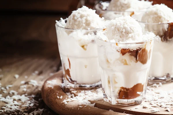 Makanan penutup kelapa dengan es krim vanili dan karamel — Stok Foto