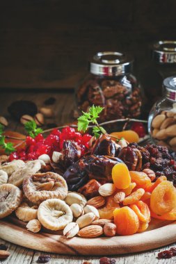 Kurutulmuş meyve ve fındık karışımı.