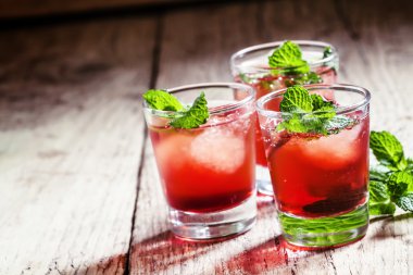 Kızılcık votka ve buz ile kokteyl