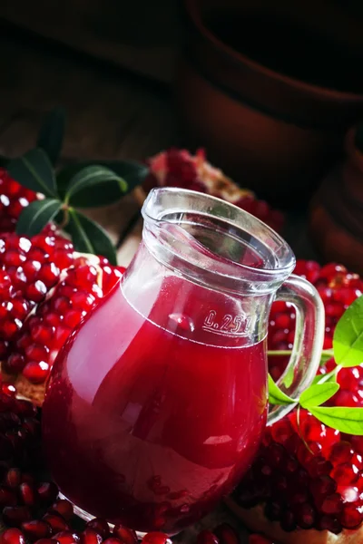 Dzban z świeży owoc granatu sok — Zdjęcie stockowe