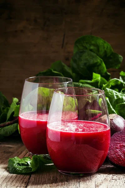 Rødbetsmoothie i stort glass – stockfoto