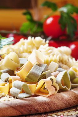 Kuru makarna, üç renkli Kalpler