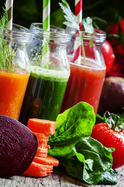 Jus de légumes fraîchement pressés en bouteilles — Photo