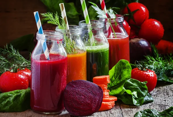 Freshly squeezed vegetable juice in bottles — Stock Photo, Image