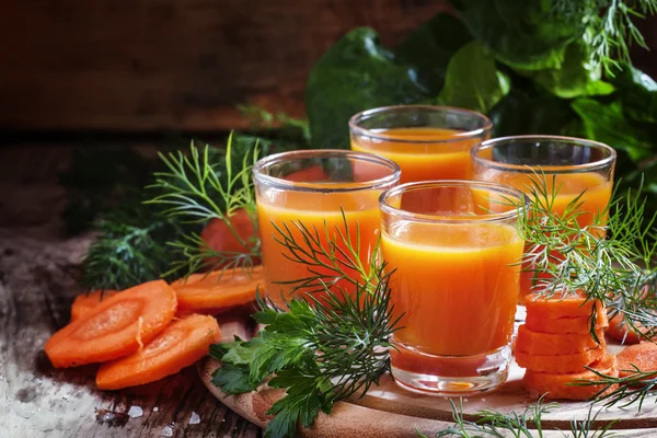 Čerstvě vymačkaná mrkvová šťáva ve sklenicích — Stock fotografie