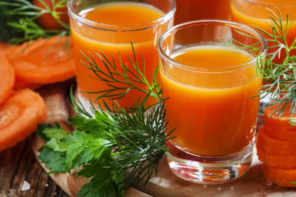 Jugo de zanahoria recién exprimido en vasos — Foto de Stock