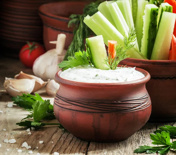 Zdravé občerstvení, celer, mrkev a okurky s jogurtovou omáčkou — Stock fotografie