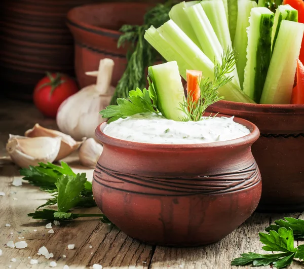 Snack saludable de apio, zanahoria y pepinos con salsa de yogur —  Fotos de Stock