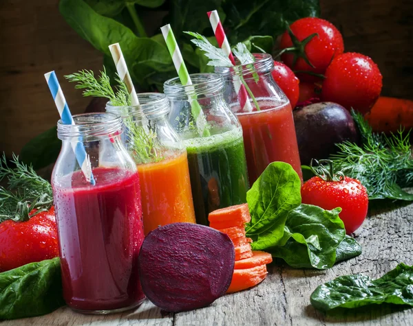 Frisch gepresster Gemüsesaft in Flaschen — Stockfoto