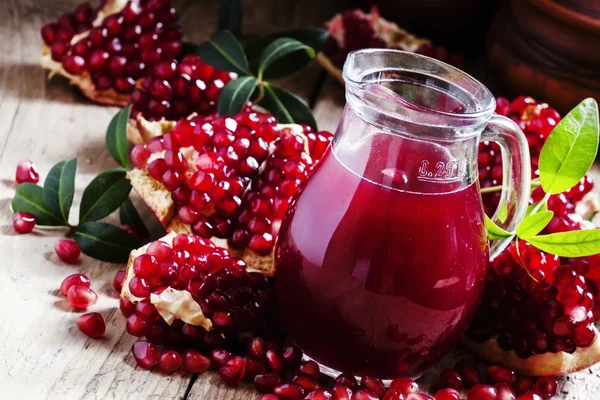 Brocca con succo di melograno fresco — Foto Stock