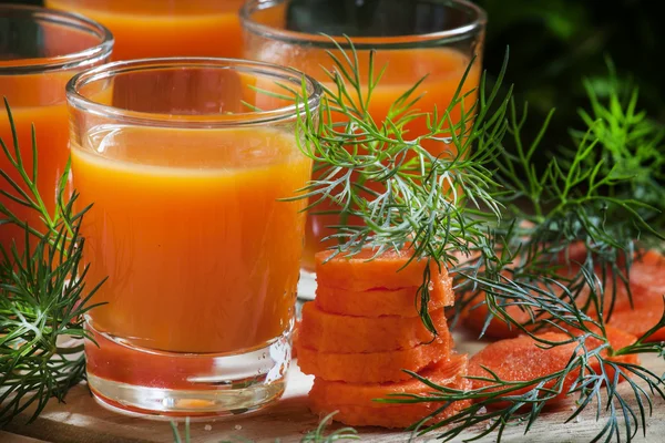 Suc de morcovi proaspăt stors în pahare — Fotografie, imagine de stoc