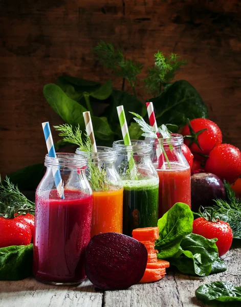 Świeżo wyciśniętych warzyw sok w butelkach — Zdjęcie stockowe
