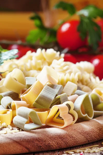 Droge pasta, drie-gekleurde harten — Stockfoto