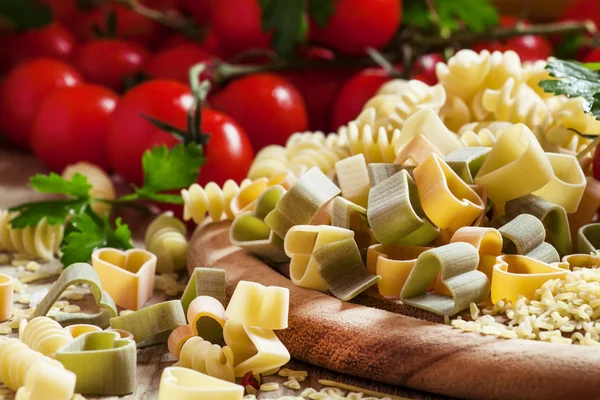 Torra pastaprodukter, tre-färgade hjärtan — Stockfoto