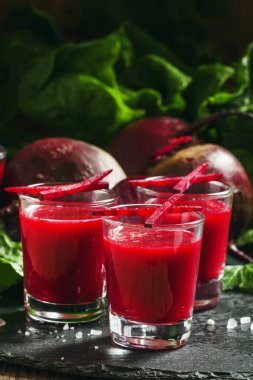 Gözlük karanlık bir arka plan üzerinde kırmızı pancar suyu