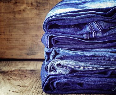 Denim arka plan, masanın üzerinde bazı kot pantolon