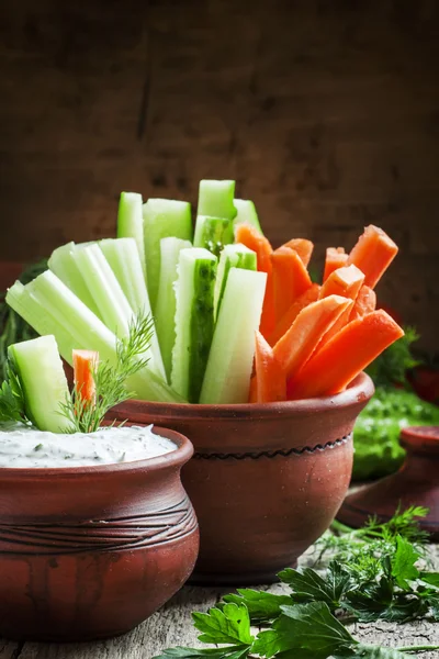 Sağlıklı aperatifler: kereviz, salatalık ve havuç, dilimlenmiş 