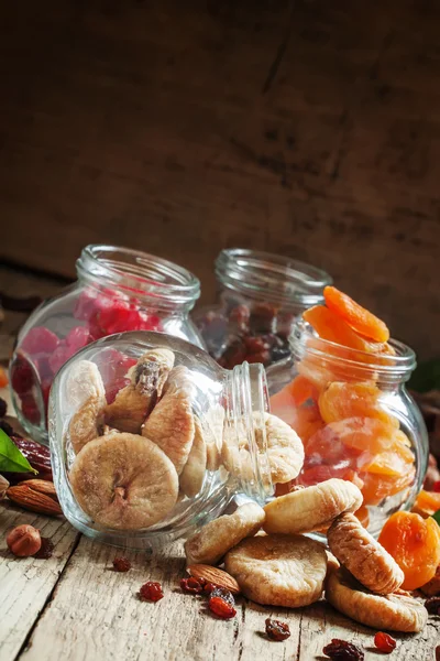 Köstliche getrocknete Feigen im Glas auf altem Holztisch — Stockfoto