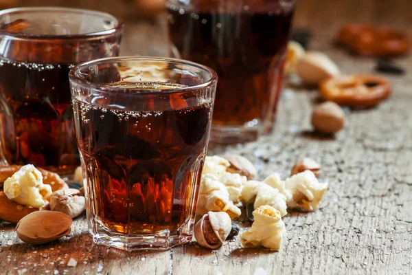 Cola glas, söta och salta snacks — Stockfoto