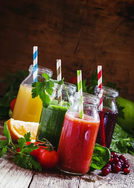 Sağlıklı meyve ve sebze suları, küçük şişe karışımı