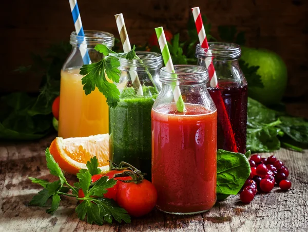 Blandning av hälsosamma frukt- och grönsaksjuicer i små flaskor — Stockfoto