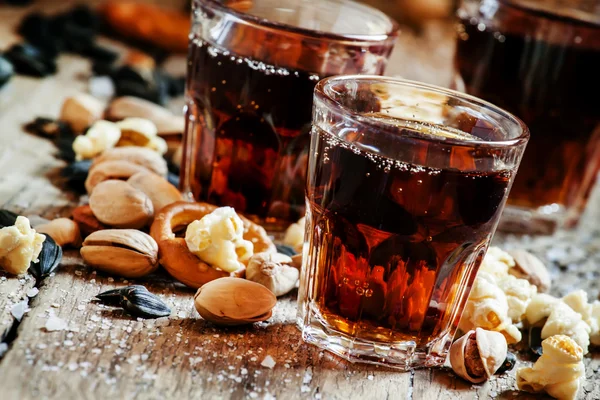 Bicchieri di cola, snack dolci e salati — Foto Stock